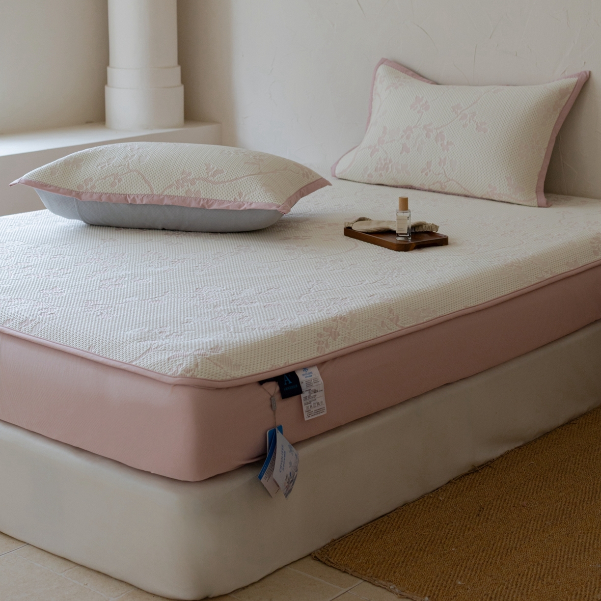 91家纺网 家纺一手货源 找家纺 云上 2026新款冷萃丝三明治凉感席凉席席子-花漾系列 花漾床笠款-粉