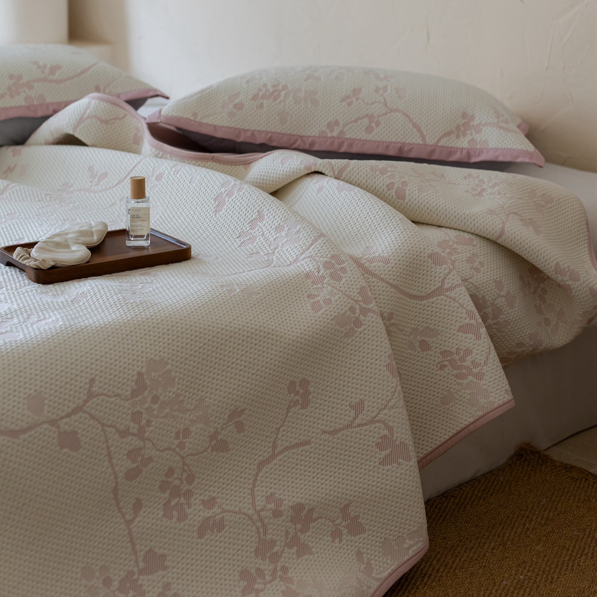 91家纺网 家纺一手货源 找家纺 云上 2026新款冷萃丝三明治凉感席凉席席子-花漾系列 花漾床笠款-粉