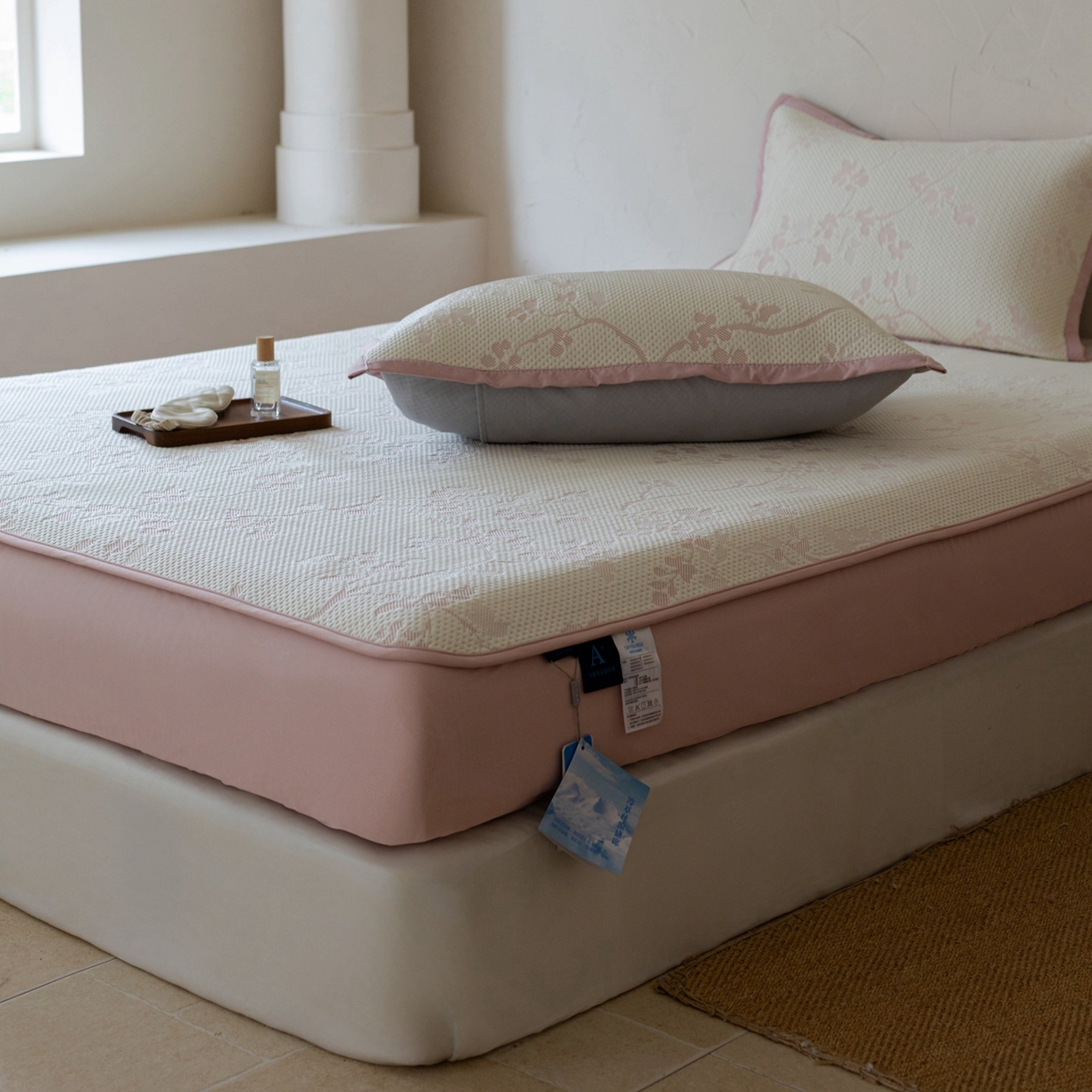 91家纺网 家纺一手货源 找家纺 云上 2026新款冷萃丝三明治凉感席凉席席子-花漾系列 花漾床笠款-粉