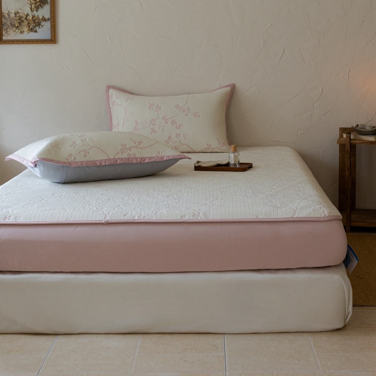 91家纺网 家纺一手货源 找家纺 云上 2026新款冷萃丝三明治凉感席凉席席子-花漾系列 花漾床笠款-粉