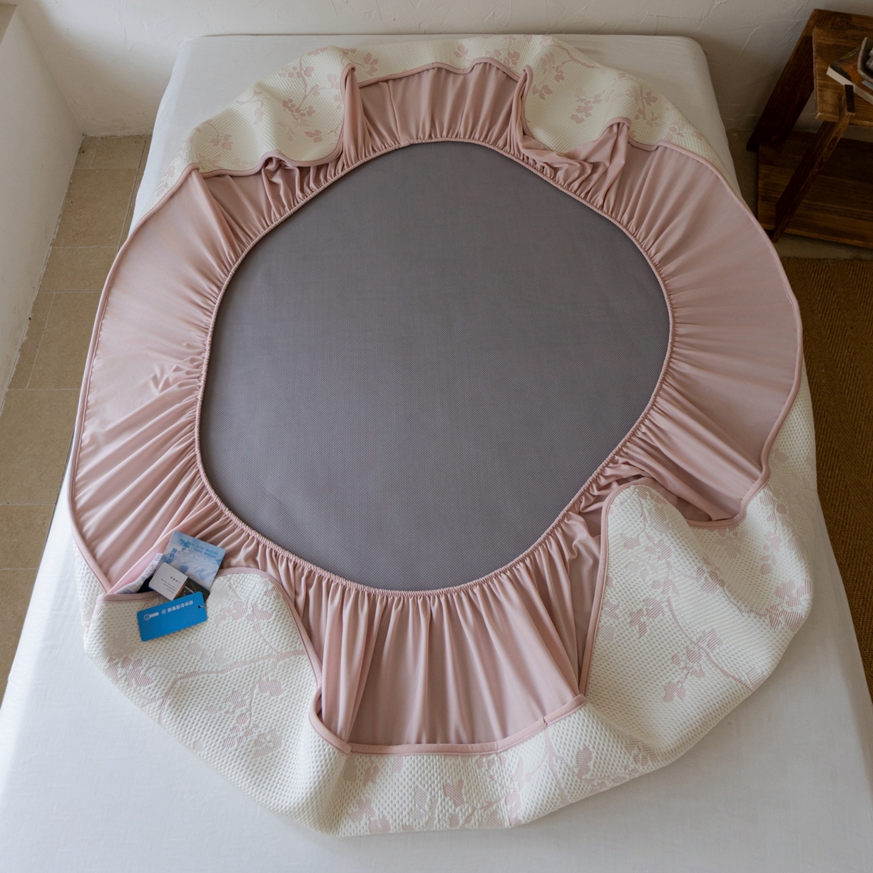 91家纺网 家纺一手货源 找家纺 云上 2026新款冷萃丝三明治凉感席凉席席子-花漾系列 花漾床笠款-粉