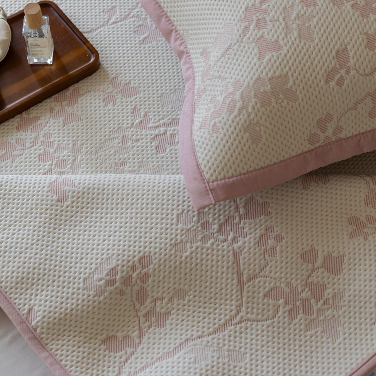 91家纺网 家纺一手货源 找家纺 云上 2026新款冷萃丝三明治凉感席凉席席子-花漾系列 花漾床笠款-粉