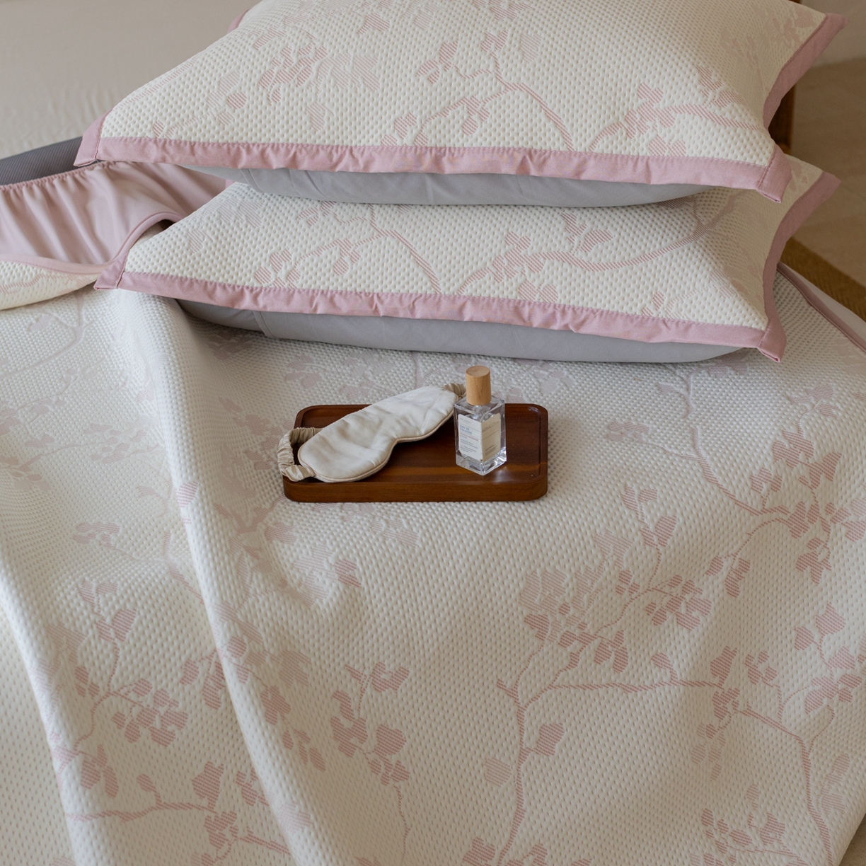 91家纺网 家纺一手货源 找家纺 云上 2026新款冷萃丝三明治凉感席凉席席子-花漾系列 花漾床笠款-粉