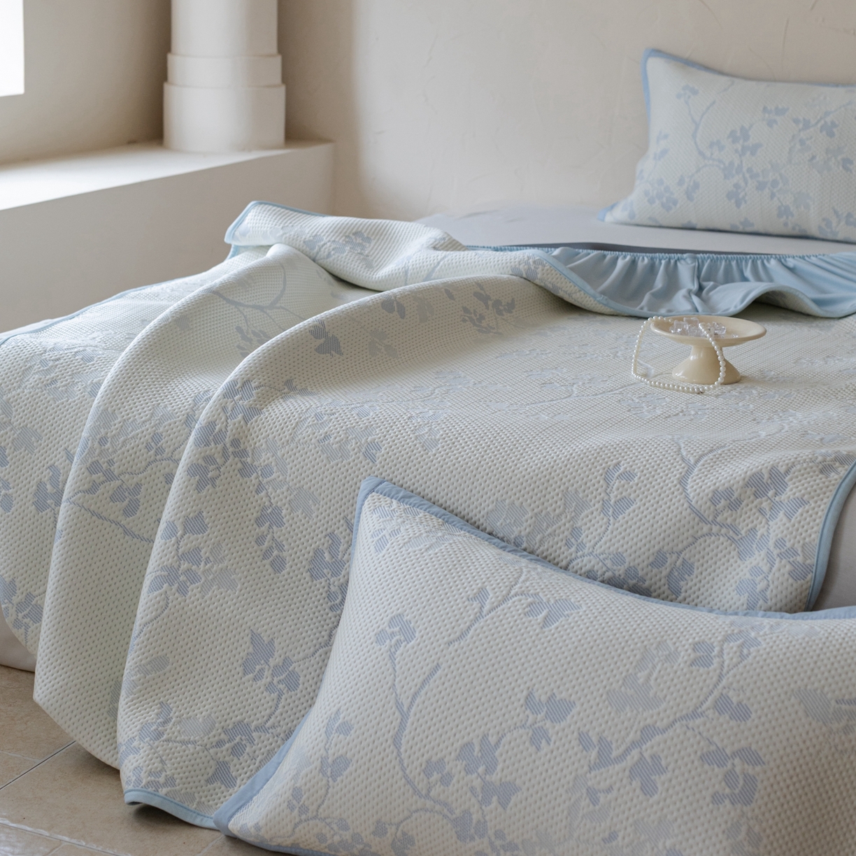 91家纺网 家纺一手货源 找家纺 云上 2026新款冷萃丝三明治凉感席凉席席子-花漾系列 花漾床笠款-蓝色