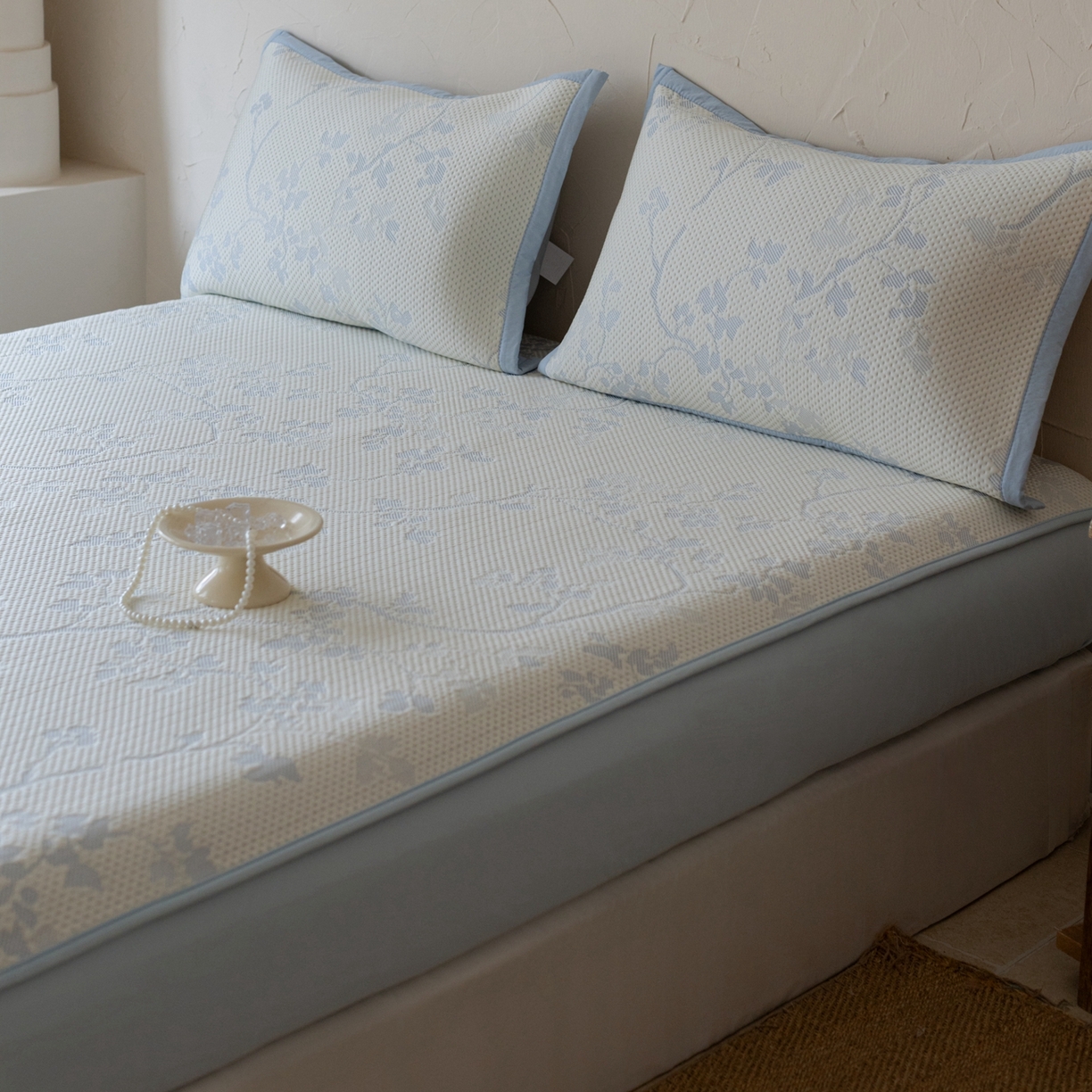 91家纺网 家纺一手货源 找家纺 云上 2026新款冷萃丝三明治凉感席凉席席子-花漾系列 花漾床笠款-蓝色