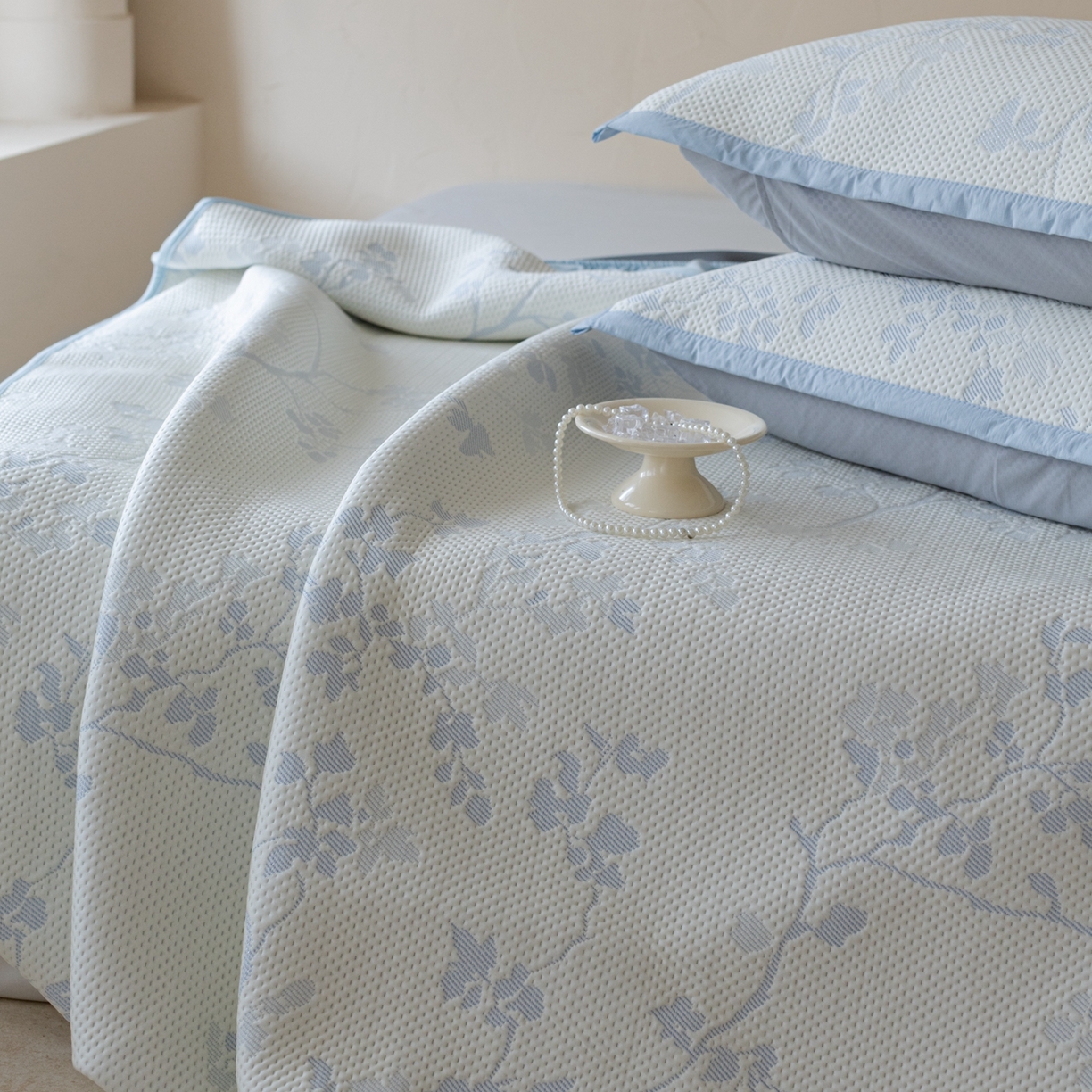 91家纺网 家纺一手货源 找家纺 云上 2026新款冷萃丝三明治凉感席凉席席子-花漾系列 花漾床笠款-蓝色