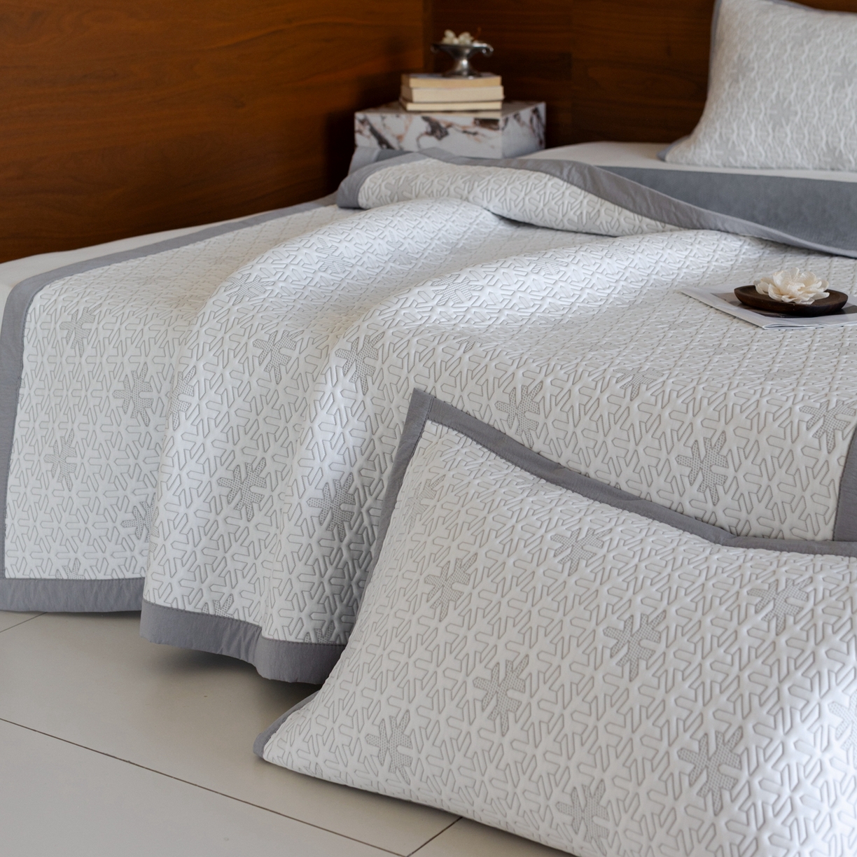 91家纺网 家纺一手货源 找家纺 云上 2026新款冷萃丝三明治凉感席凉席席子-几何系列 雪花床席-灰