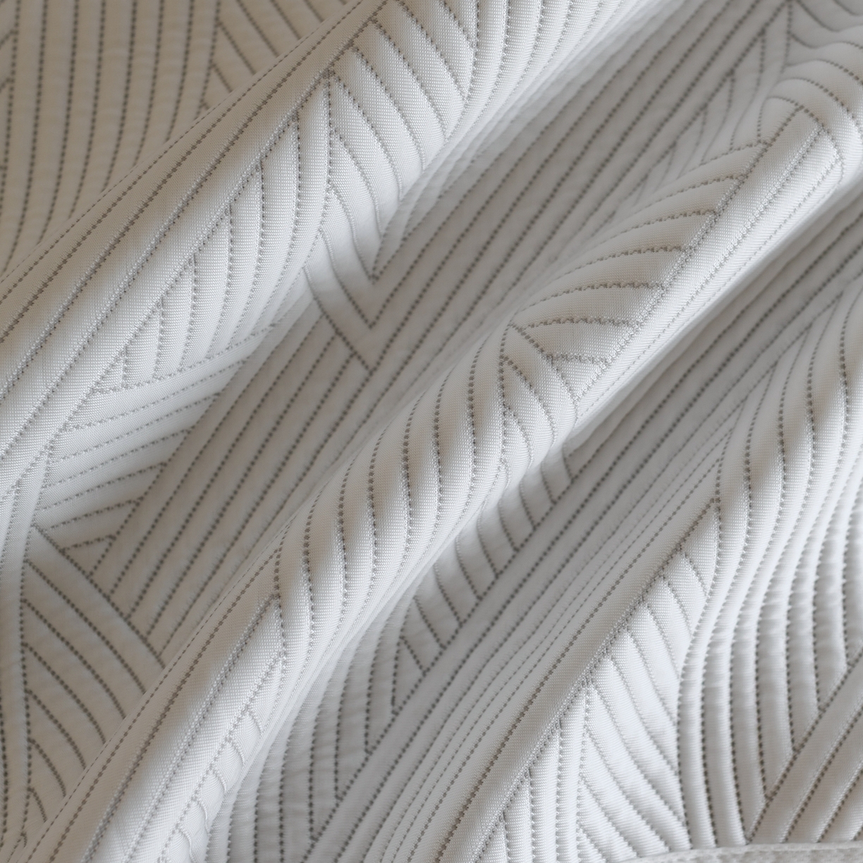 91家纺网 家纺一手货源 找家纺 云上 2026新款冷萃丝三明治凉感席凉席席子-几何系列 线条-床笠款