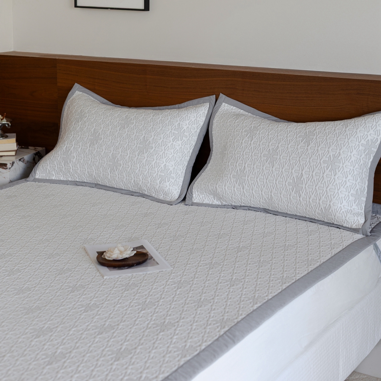 91家纺网 家纺一手货源 找家纺 云上 2026新款冷萃丝三明治凉感席凉席席子-几何系列 雪花床席-灰