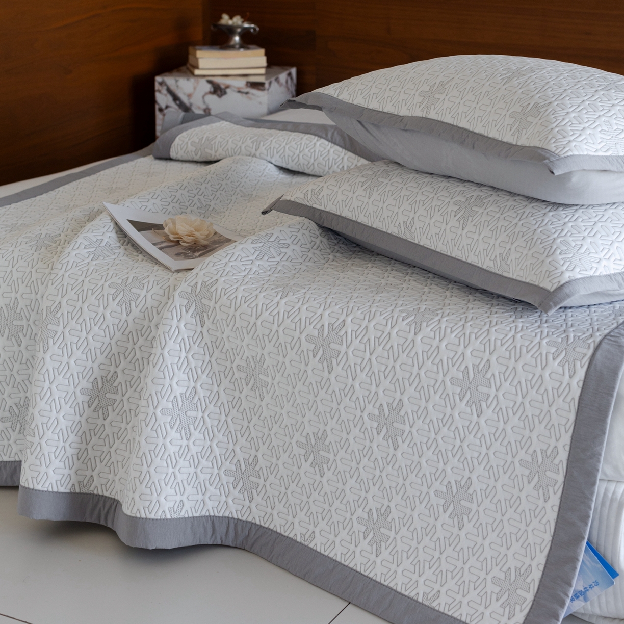 91家纺网 家纺一手货源 找家纺 云上 2026新款冷萃丝三明治凉感席凉席席子-几何系列 雪花床席-灰