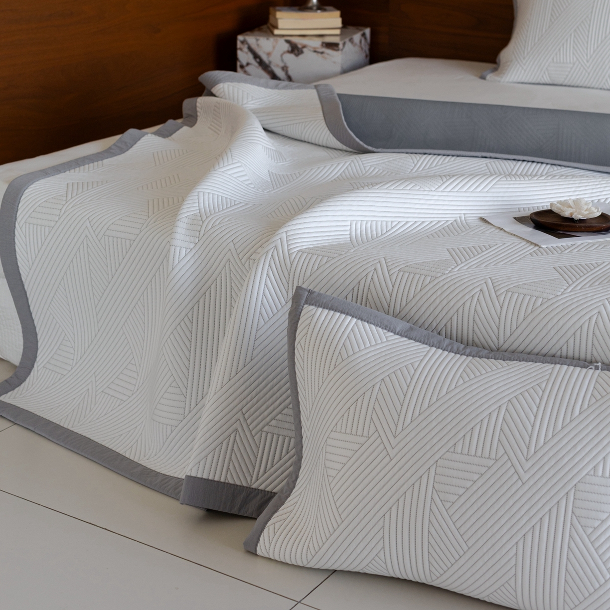 91家纺网 家纺一手货源 找家纺 云上 2026新款冷萃丝三明治凉感席凉席席子-几何系列 线条床席-灰