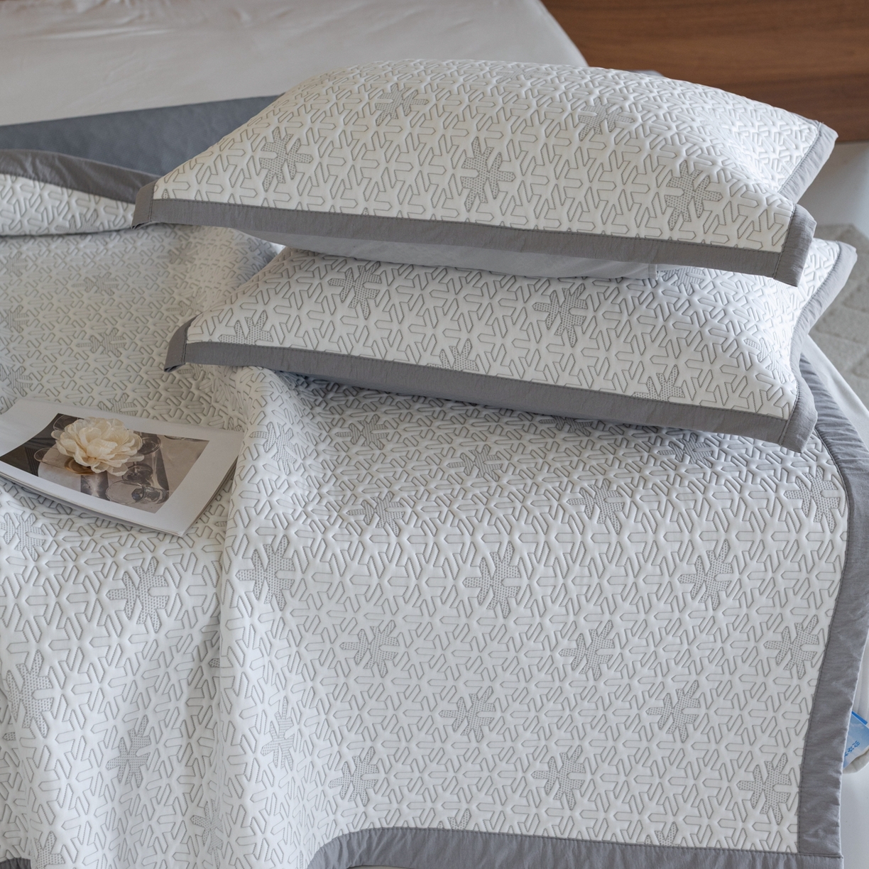 91家纺网 家纺一手货源 找家纺 云上 2026新款冷萃丝三明治凉感席凉席席子-几何系列 雪花床席-灰