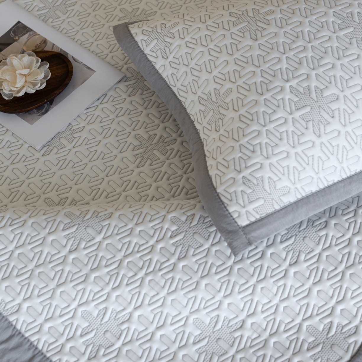 91家纺网 家纺一手货源 找家纺 云上 2026新款冷萃丝三明治凉感席凉席席子-几何系列 雪花床席-灰