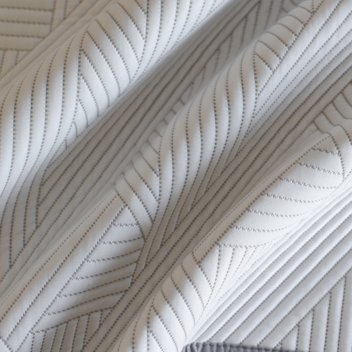 91家纺网 家纺一手货源 找家纺 云上 2026新款冷萃丝三明治凉感席凉席席子-几何系列 线条床席-灰