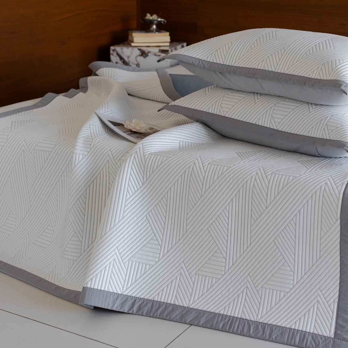 91家纺网 家纺一手货源 找家纺 云上 2026新款冷萃丝三明治凉感席凉席席子-几何系列 线条床席-灰