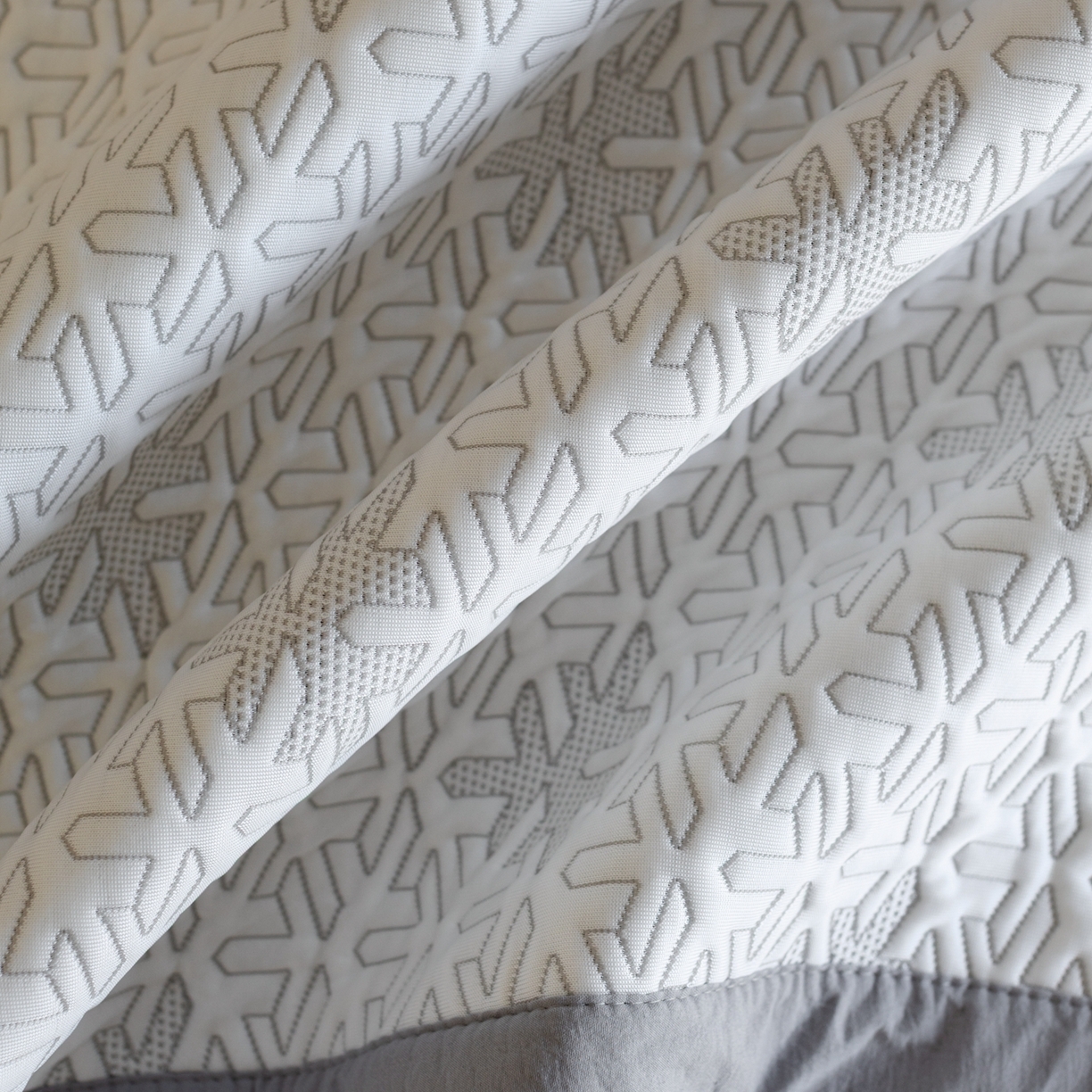 91家纺网 家纺一手货源 找家纺 云上 2026新款冷萃丝三明治凉感席凉席席子-几何系列 雪花床席-灰