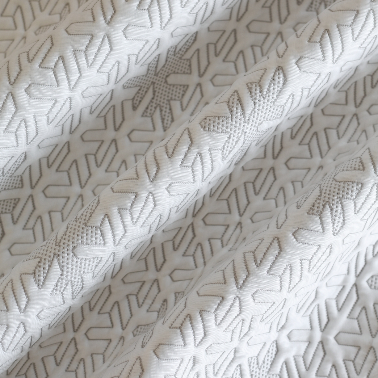 91家纺网 家纺一手货源 找家纺 云上 2026新款冷萃丝三明治凉感席凉席席子-几何系列 雪花-床笠款