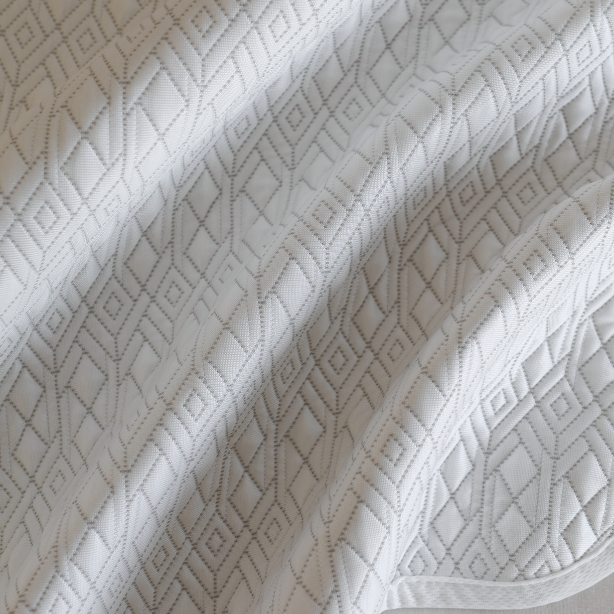 91家纺网 家纺一手货源 找家纺 云上 2026新款冷萃丝三明治凉感席凉席席子-几何系列 菱形-床笠款