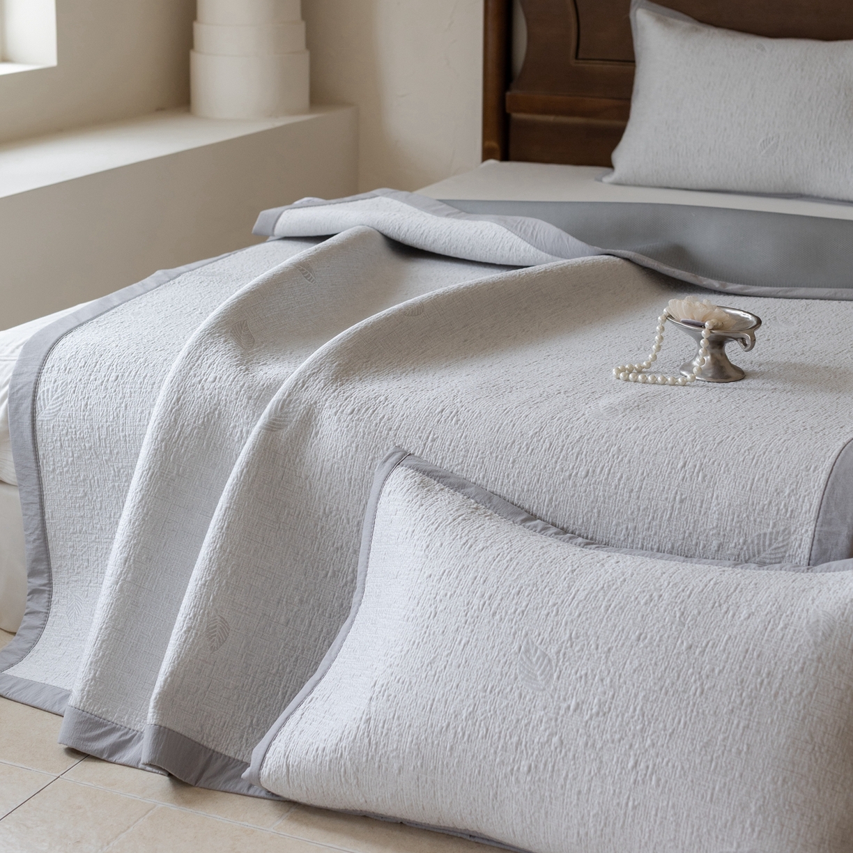 91家纺网 家纺一手货源 找家纺 云上 2026新款冷萃丝三明治凉感席凉席席子-树叶系列 树叶床席-灰色