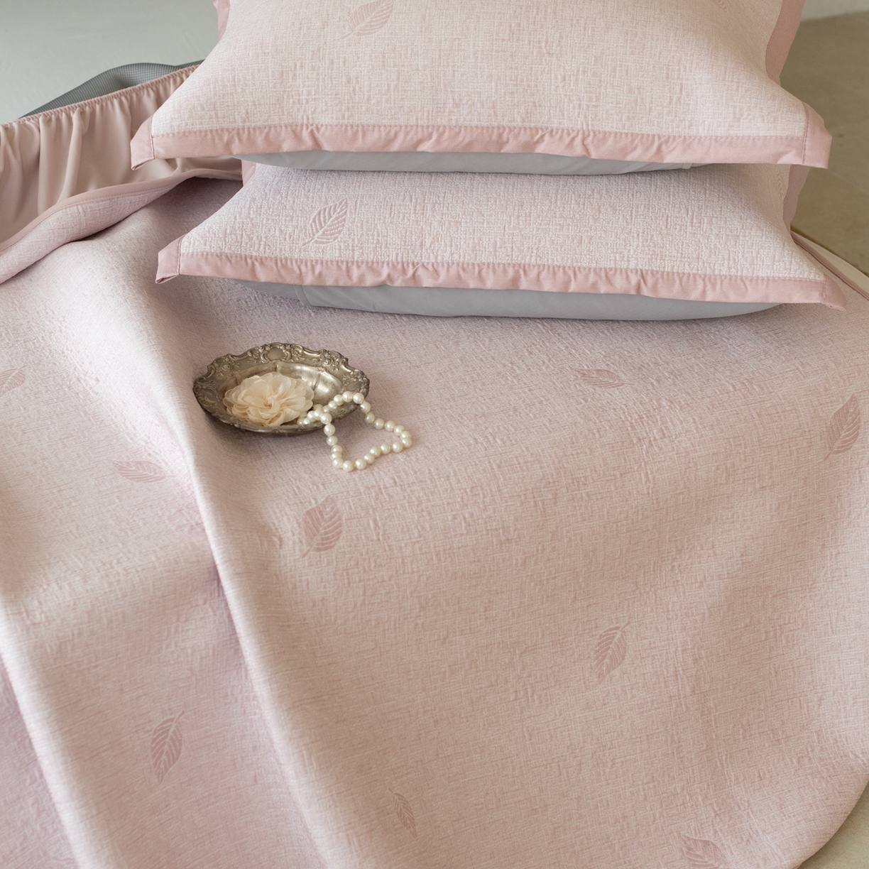 91家纺网 家纺一手货源 找家纺 云上 2026新款冷萃丝三明治凉感席凉席席子-树叶系列 树叶床笠-粉色