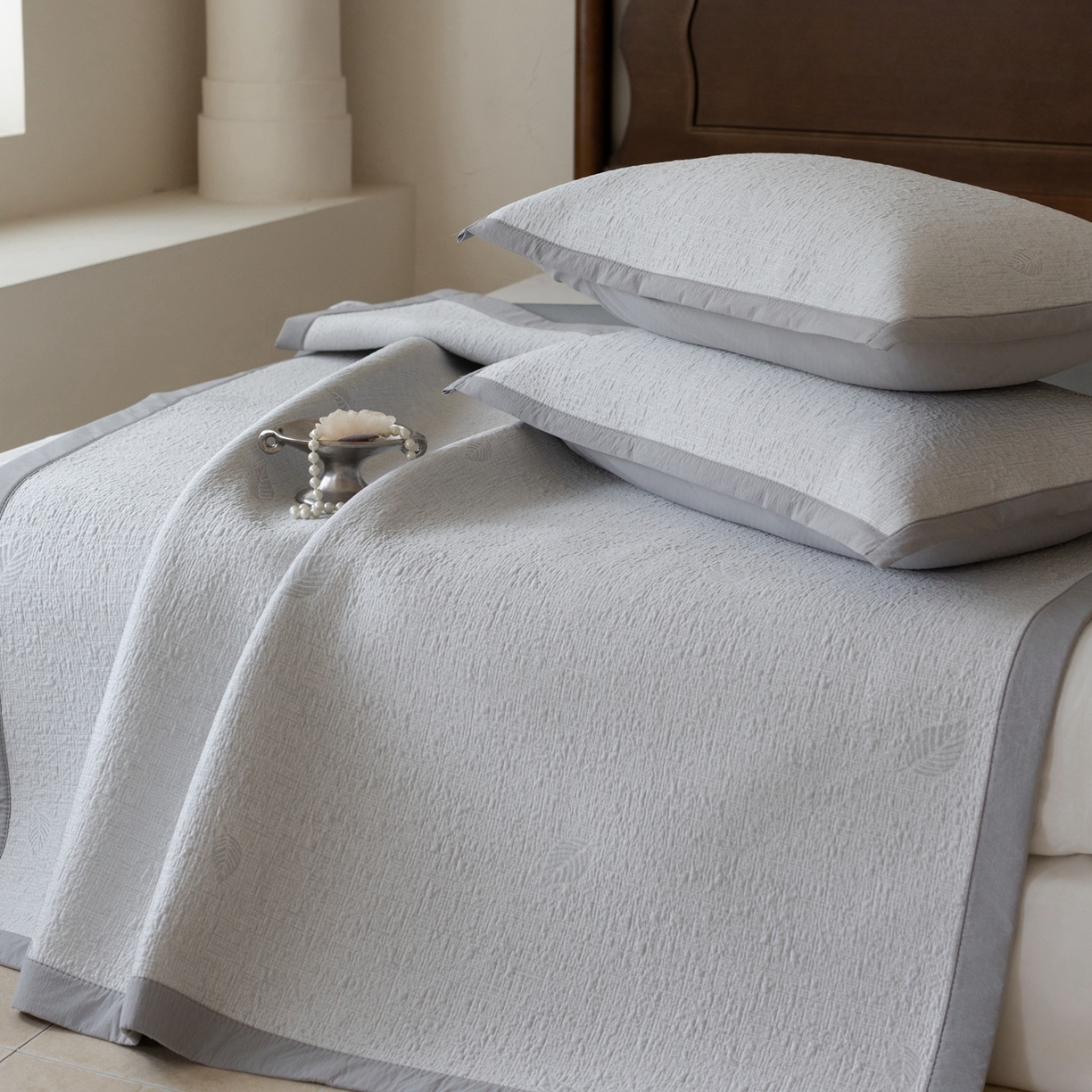 91家纺网 家纺一手货源 找家纺 云上 2026新款冷萃丝三明治凉感席凉席席子-树叶系列 树叶床席-灰色