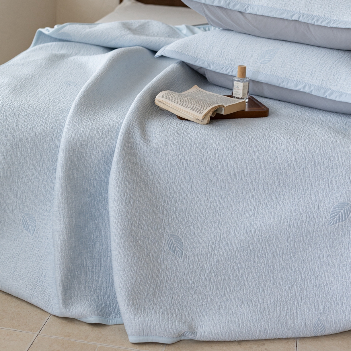 91家纺网 家纺一手货源 找家纺 云上 2026新款冷萃丝三明治凉感席凉席席子-树叶系列 树叶床笠-蓝色