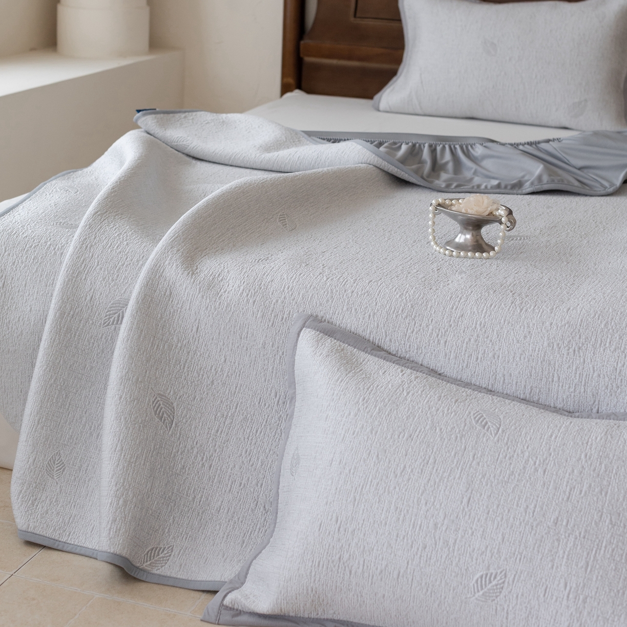 91家纺网 家纺一手货源 找家纺 云上 2026新款冷萃丝三明治凉感席凉席席子-树叶系列 树叶床笠-灰色