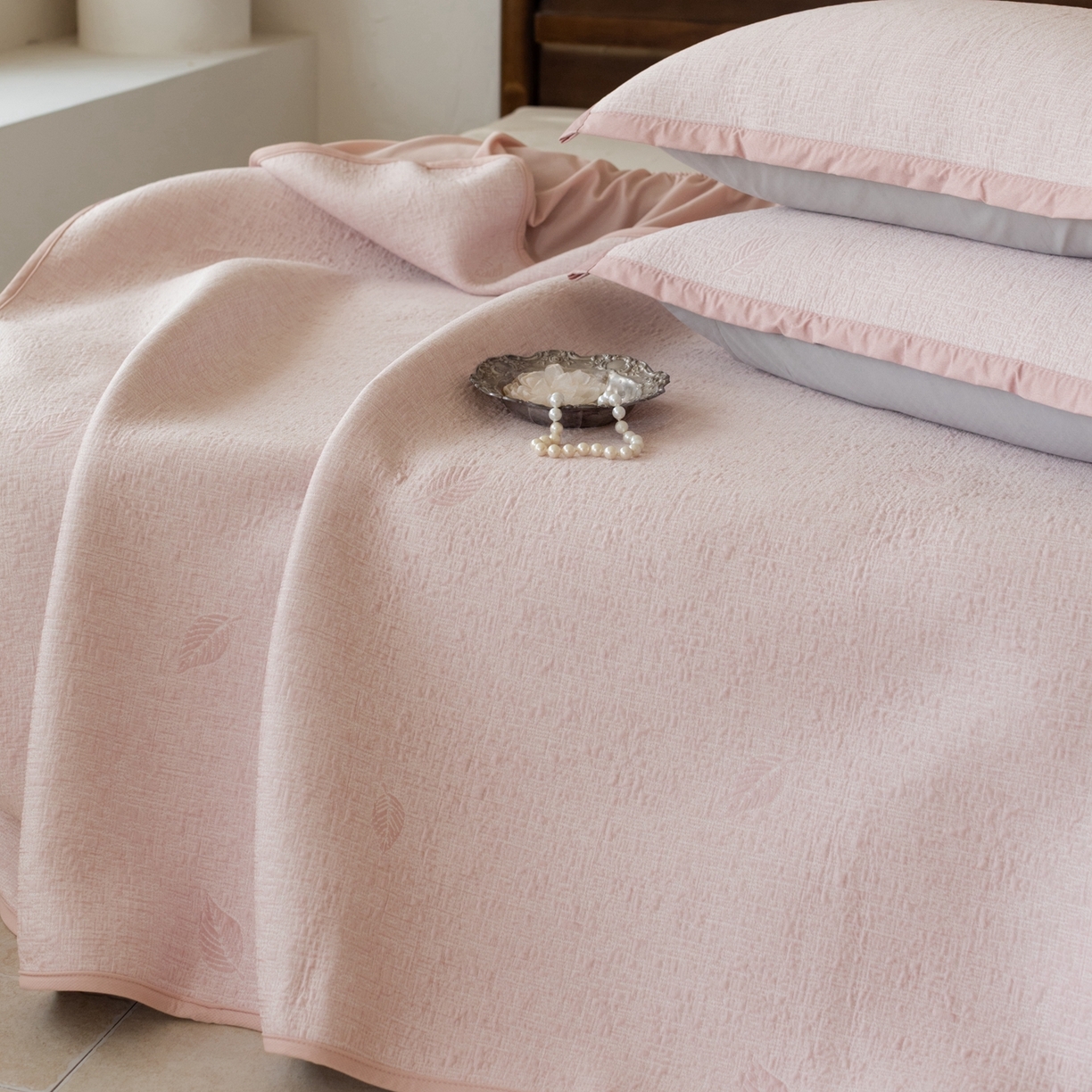 91家纺网 家纺一手货源 找家纺 云上 2026新款冷萃丝三明治凉感席凉席席子-树叶系列 树叶床笠-粉色