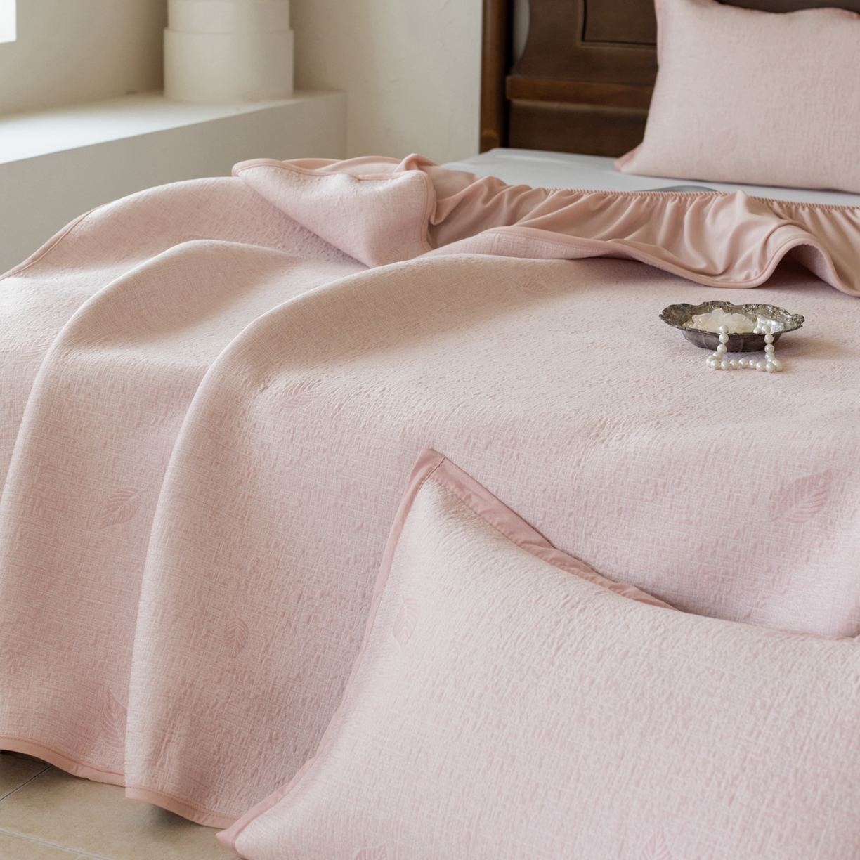 91家纺网 家纺一手货源 找家纺 云上 2026新款冷萃丝三明治凉感席凉席席子-树叶系列 树叶床笠-粉色