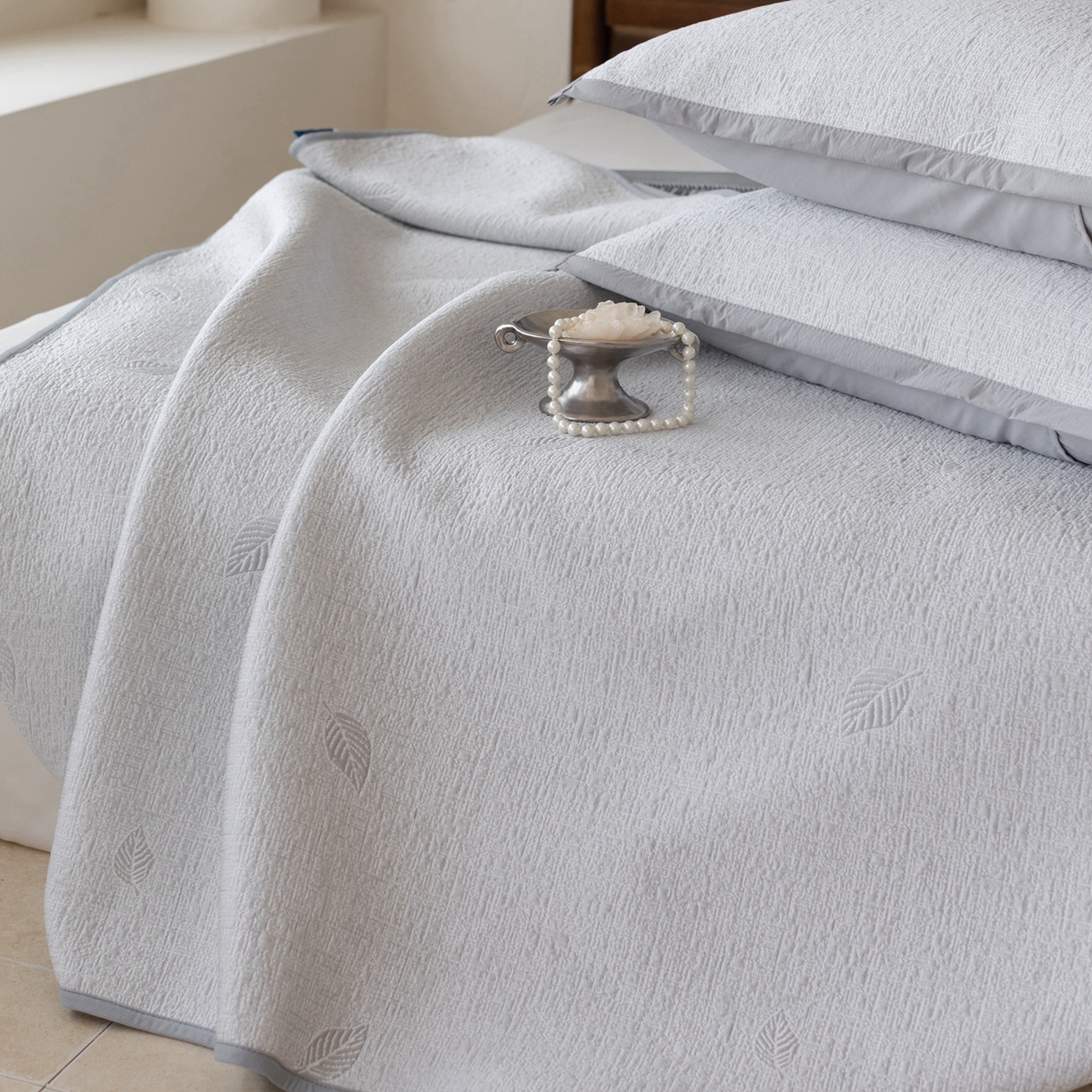 91家纺网 家纺一手货源 找家纺 云上 2026新款冷萃丝三明治凉感席凉席席子-树叶系列 树叶床笠-灰色