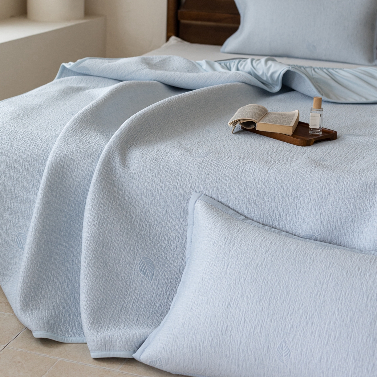 91家纺网 家纺一手货源 找家纺 云上 2026新款冷萃丝三明治凉感席凉席席子-树叶系列 树叶床笠-蓝色