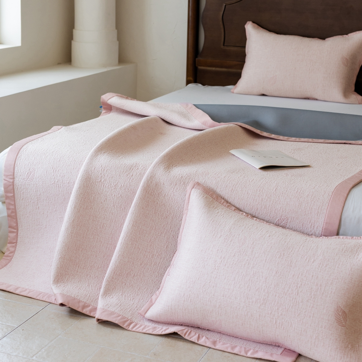 91家纺网 家纺一手货源 找家纺 云上 2026新款冷萃丝三明治凉感席凉席席子-树叶系列 树叶床席-粉色