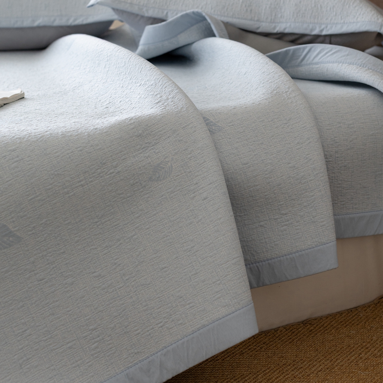 91家纺网 家纺一手货源 找家纺 云上 2026新款冷萃丝三明治凉感席凉席席子-树叶系列 树叶床席-蓝色