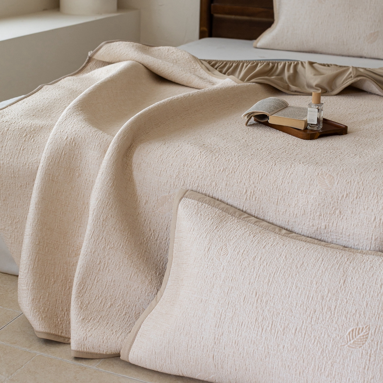 91家纺网 家纺一手货源 找家纺 云上 2026新款冷萃丝三明治凉感席凉席席子-树叶系列 树叶床笠-香槟色