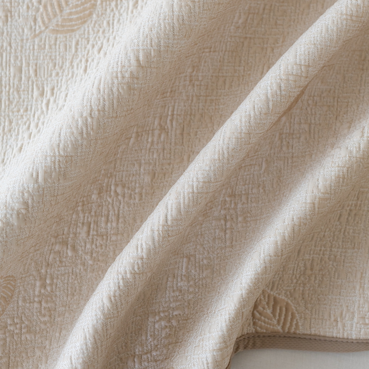 91家纺网 家纺一手货源 找家纺 云上 2026新款冷萃丝三明治凉感席凉席席子-树叶系列 树叶床笠-香槟色