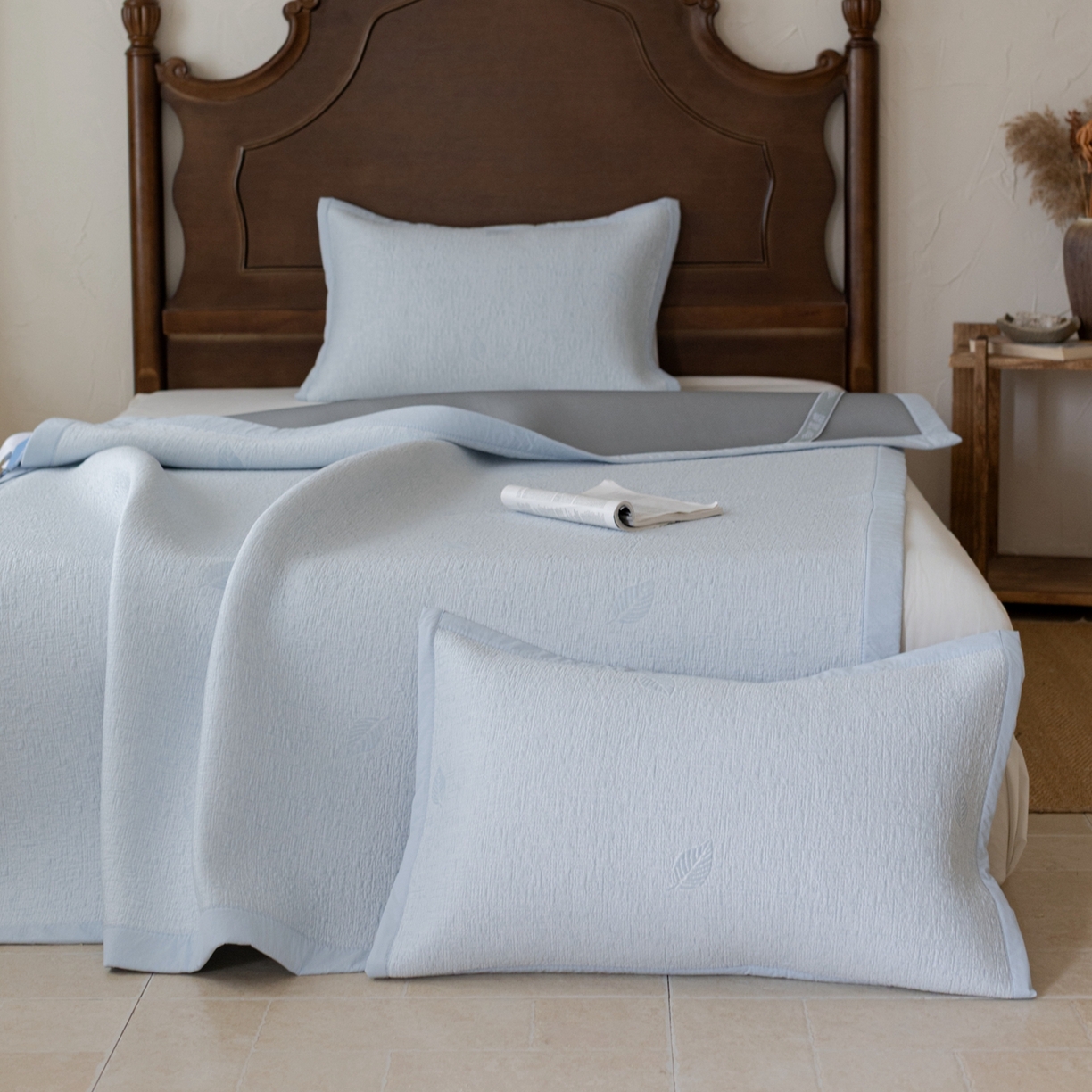 91家纺网 家纺一手货源 找家纺 云上 2026新款冷萃丝三明治凉感席凉席席子-树叶系列 树叶床席-蓝色