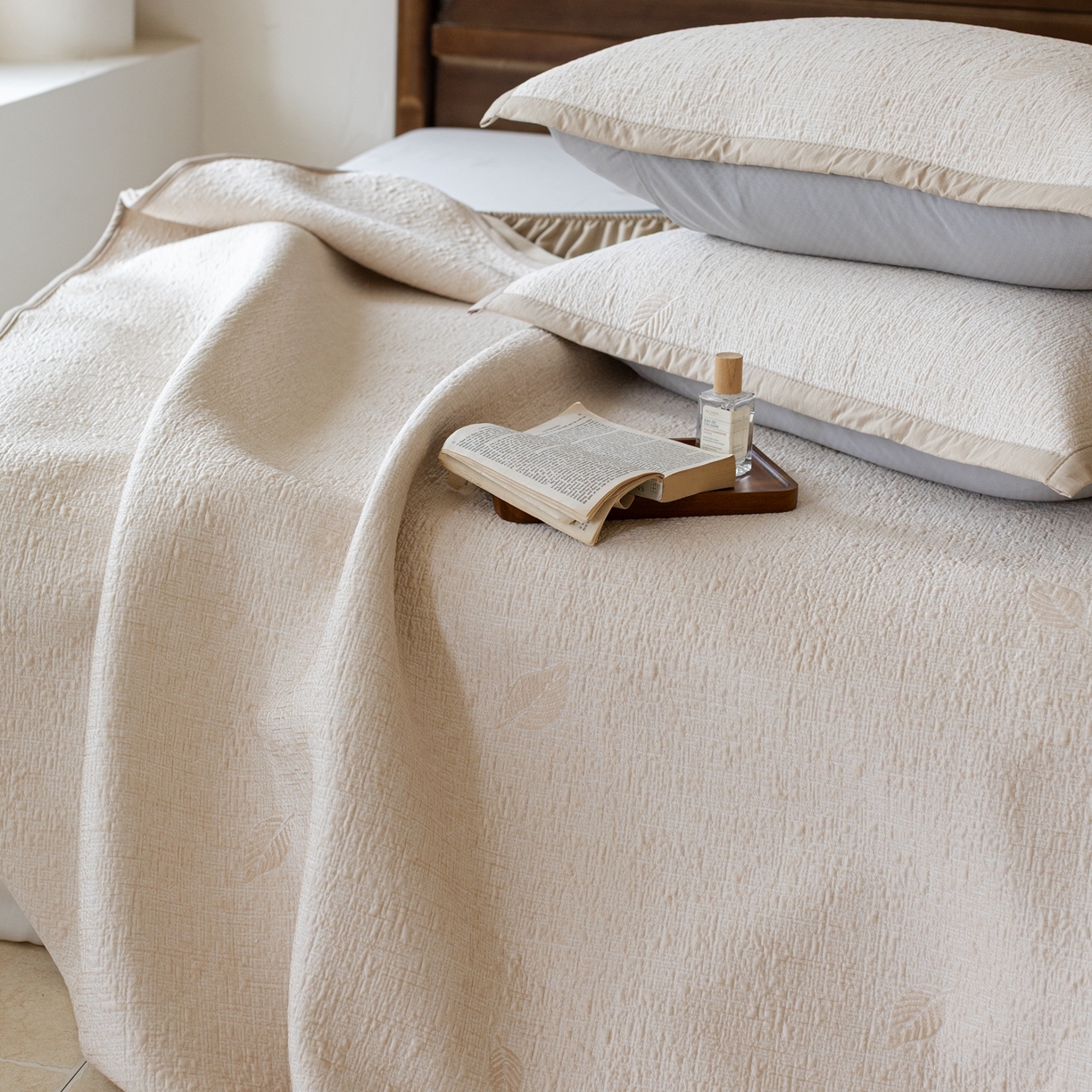 91家纺网 家纺一手货源 找家纺 云上 2026新款冷萃丝三明治凉感席凉席席子-树叶系列 树叶床笠-香槟色