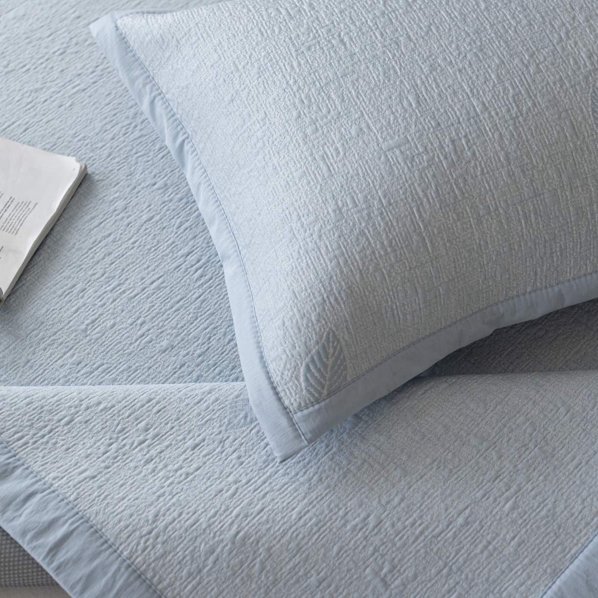 91家纺网 家纺一手货源 找家纺 云上 2026新款冷萃丝三明治凉感席凉席席子-树叶系列 树叶床席-蓝色