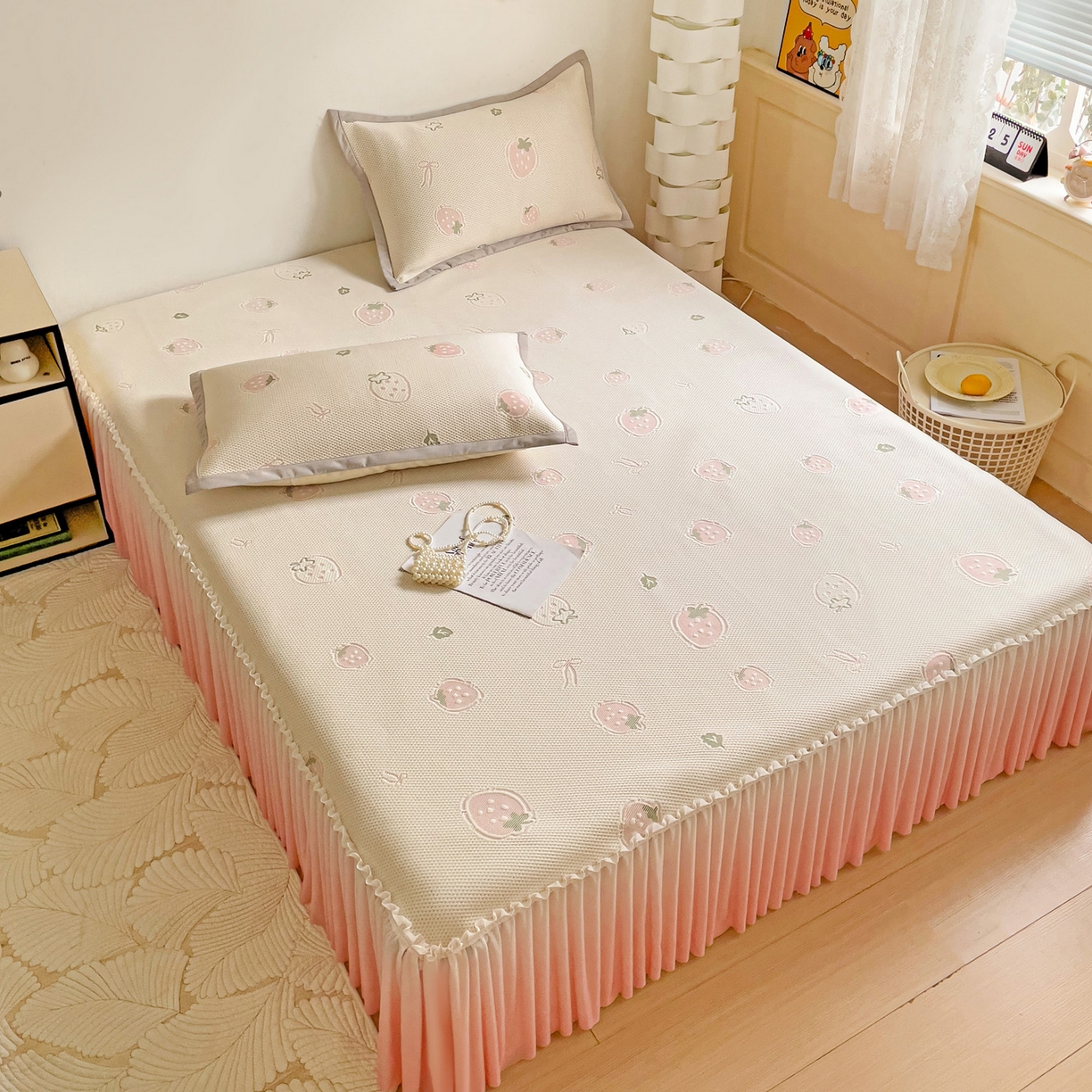 91家纺网 家纺一手货源 找家纺 富馨莱 2026春夏新款PE乙纶高克重冰豆豆席凉感凉席单件床裙三件套支持一件定做尺寸 草莓乐园-床裙款