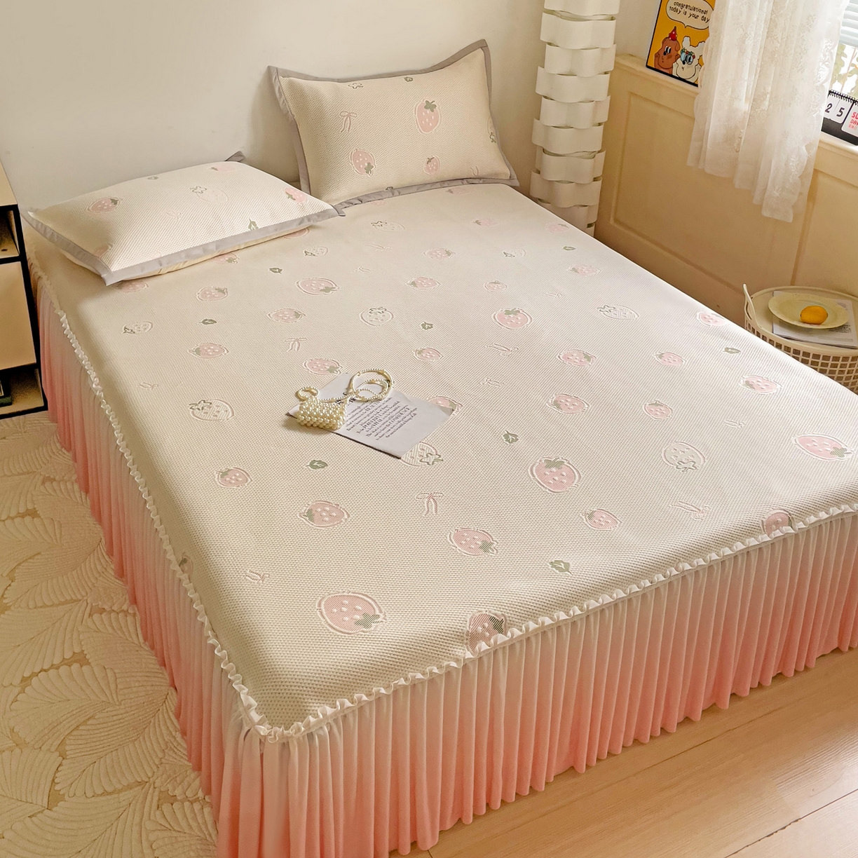 91家纺网 家纺一手货源 找家纺 富馨莱 2026春夏新款PE乙纶高克重冰豆豆席凉感凉席单件床裙三件套支持一件定做尺寸 草莓乐园-床裙款