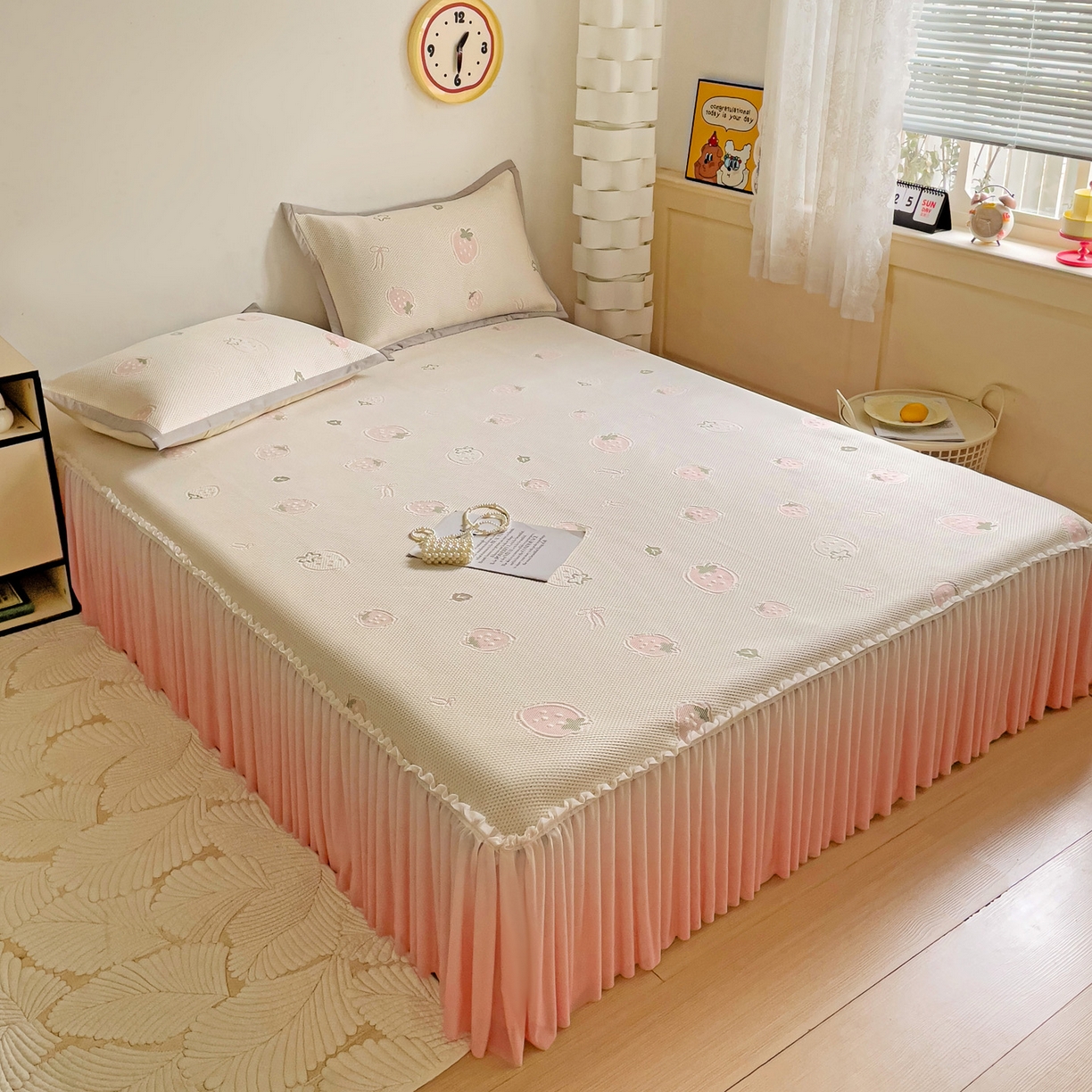 91家纺网 家纺一手货源 找家纺 富馨莱 2026春夏新款PE乙纶高克重冰豆豆席凉感凉席单件床裙三件套支持一件定做尺寸 草莓乐园-床裙款