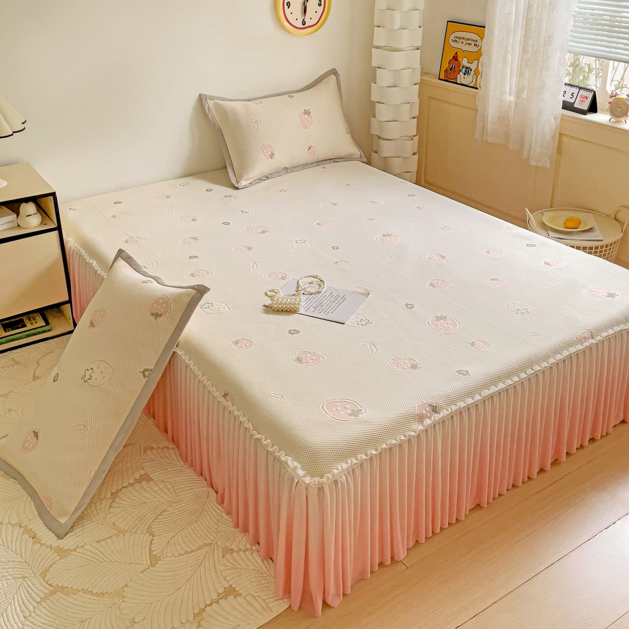 91家纺网 家纺一手货源 找家纺 富馨莱 2026春夏新款PE乙纶高克重冰豆豆席凉感凉席单件床裙三件套支持一件定做尺寸 草莓乐园-床裙款