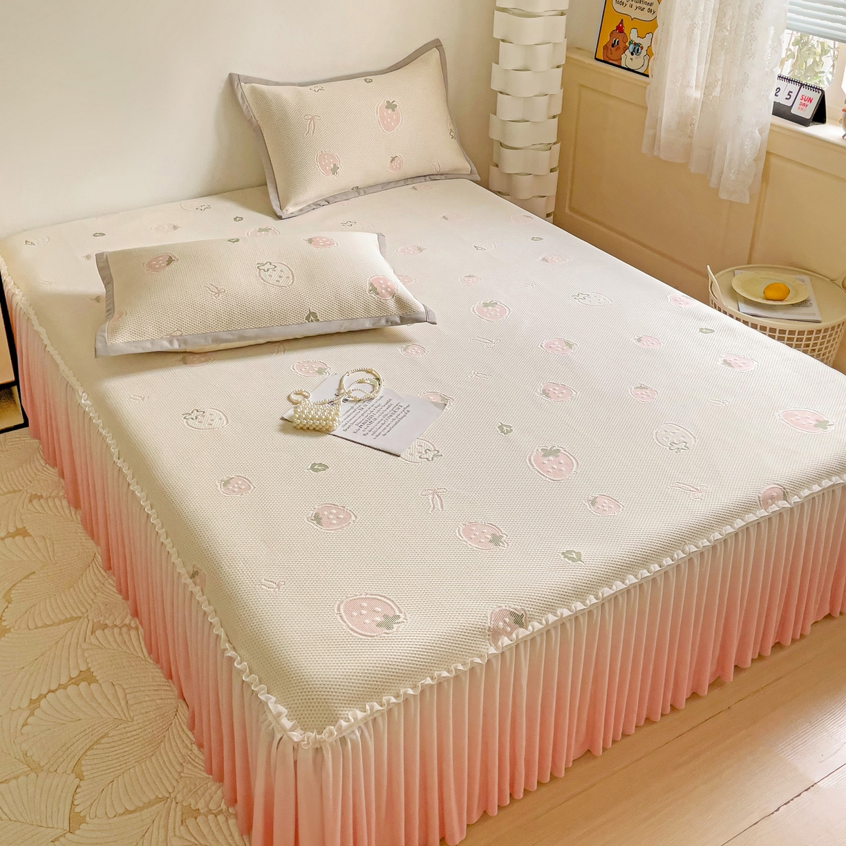 91家纺网 家纺一手货源 找家纺 富馨莱 2026春夏新款PE乙纶高克重冰豆豆席凉感凉席单件床裙三件套支持一件定做尺寸 草莓乐园-床裙款