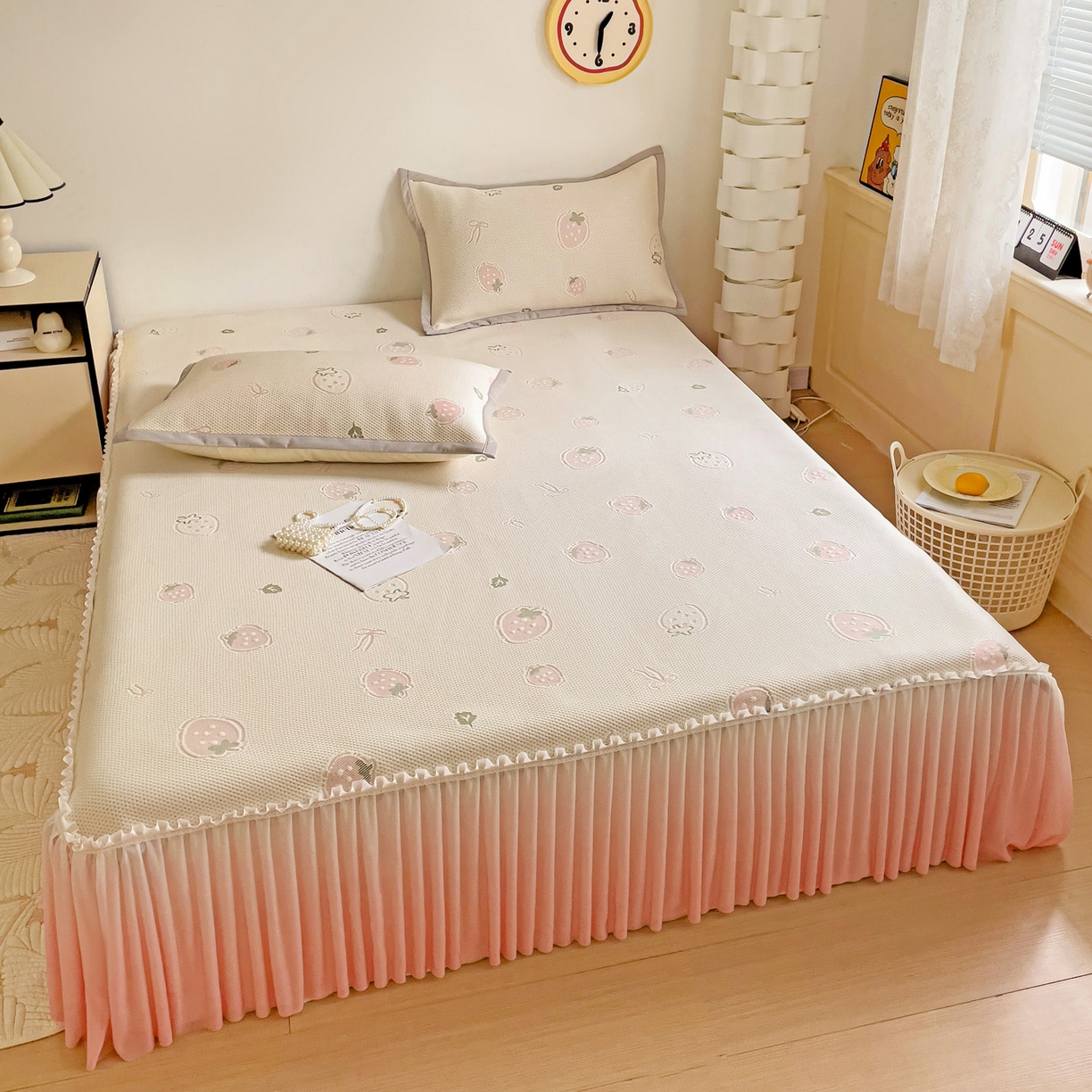 91家纺网 家纺一手货源 找家纺 富馨莱 2026春夏新款PE乙纶高克重冰豆豆席凉感凉席单件床裙三件套支持一件定做尺寸 草莓乐园-床裙款