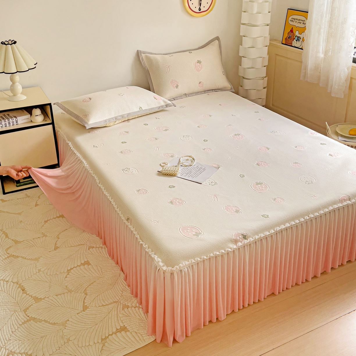 91家纺网 家纺一手货源 找家纺 富馨莱 2026春夏新款PE乙纶高克重冰豆豆席凉感凉席单件床裙三件套支持一件定做尺寸 草莓乐园-床裙款