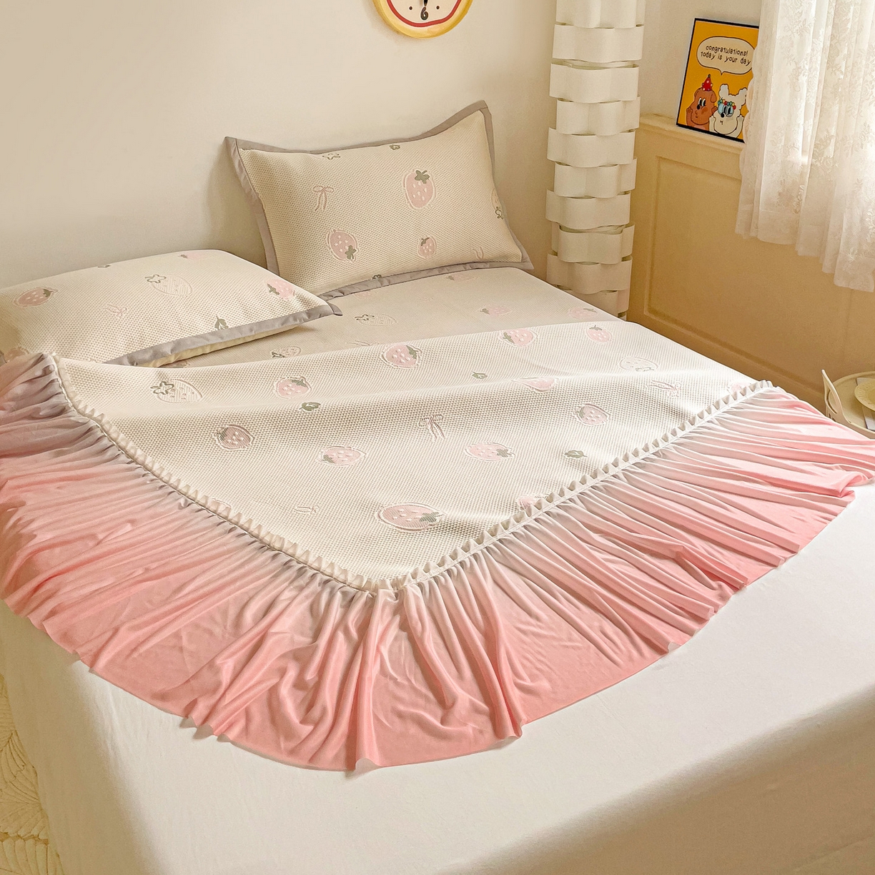 91家纺网 家纺一手货源 找家纺 富馨莱 2026春夏新款PE乙纶高克重冰豆豆席凉感凉席单件床裙三件套支持一件定做尺寸 草莓乐园-床裙款