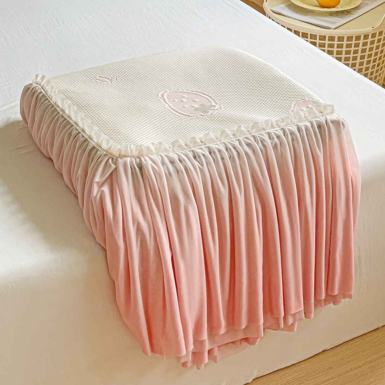 91家纺网 家纺一手货源 找家纺 富馨莱 2026春夏新款PE乙纶高克重冰豆豆席凉感凉席单件床裙三件套支持一件定做尺寸 草莓乐园-床裙款