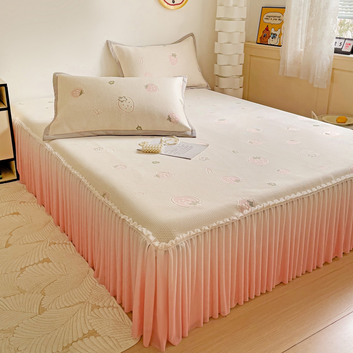 91家纺网 家纺一手货源 找家纺 富馨莱 2026春夏新款PE乙纶高克重冰豆豆席凉感凉席单件床裙三件套支持一件定做尺寸 草莓乐园-床裙款