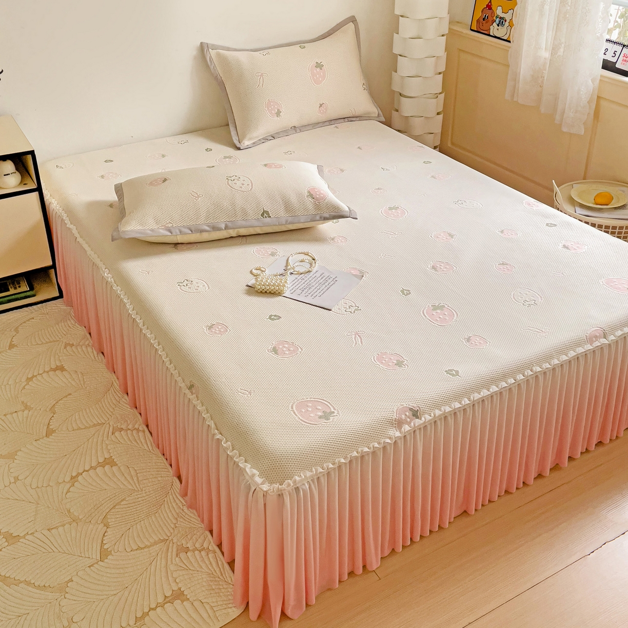 91家纺网 家纺一手货源 找家纺 富馨莱 2026春夏新款PE乙纶高克重冰豆豆席凉感凉席单件床裙三件套支持一件定做尺寸 草莓乐园-床裙款