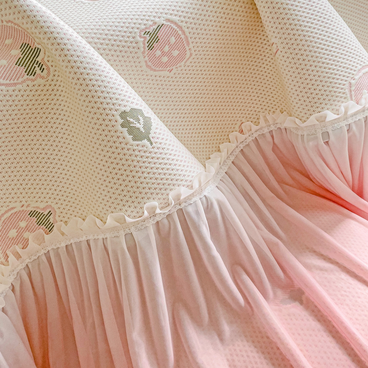 91家纺网 家纺一手货源 找家纺 富馨莱 2026春夏新款PE乙纶高克重冰豆豆席凉感凉席单件床裙三件套支持一件定做尺寸 草莓乐园-床裙款